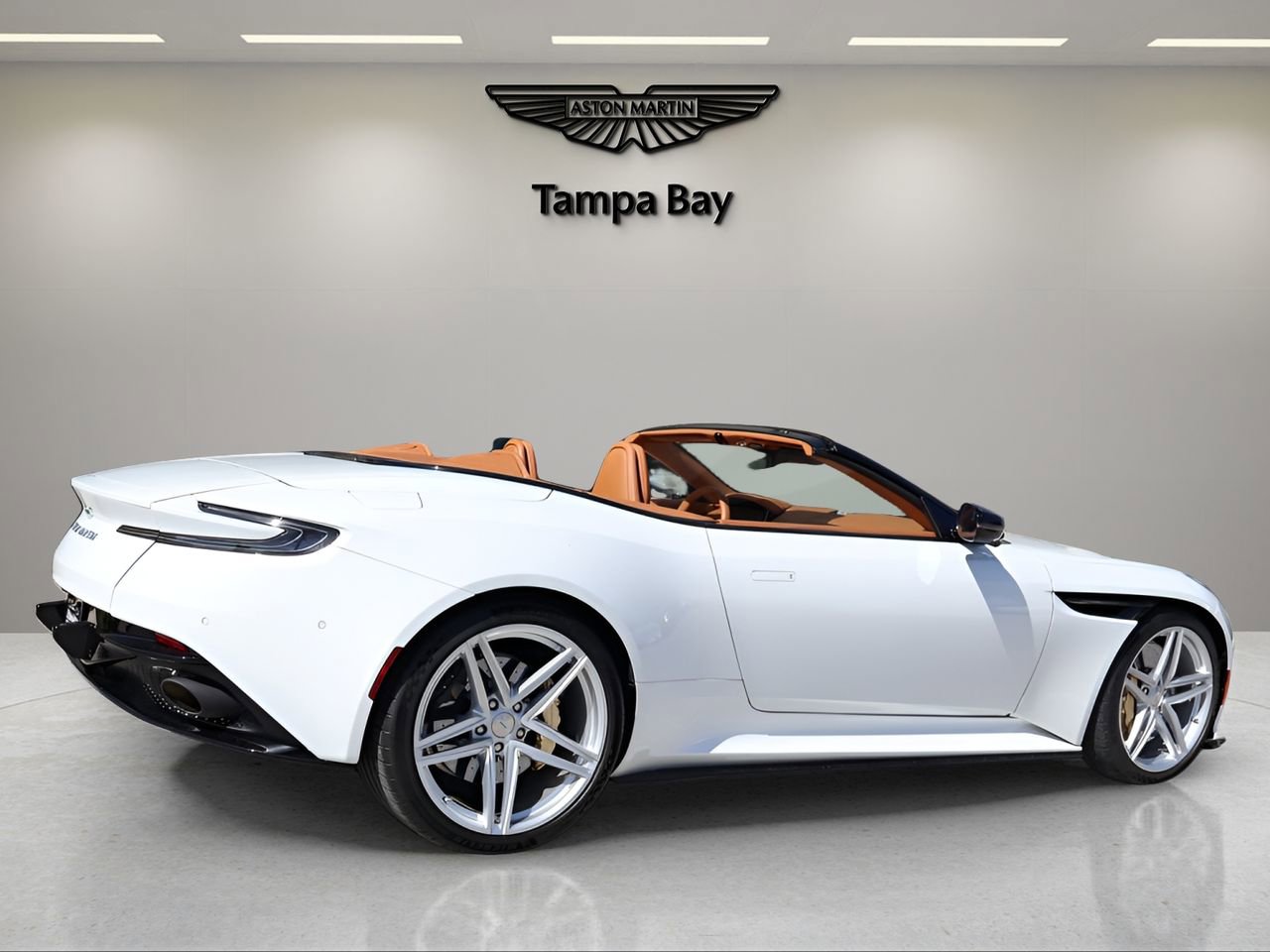 Used 2024 Aston Martin DB12 Convertible image 2
