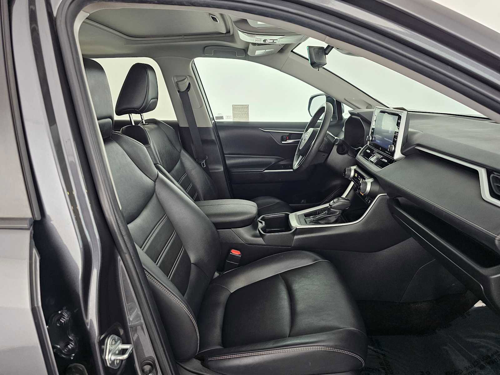 Used 2022 Toyota RAV4 XLE Premium image 10