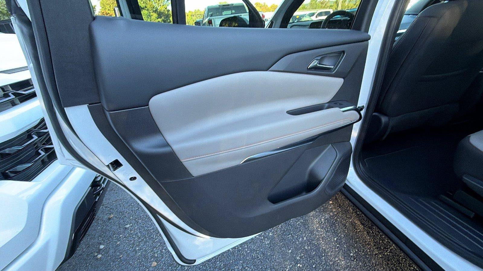 New 2027 Chevrolet Traverse LT FWD image 17