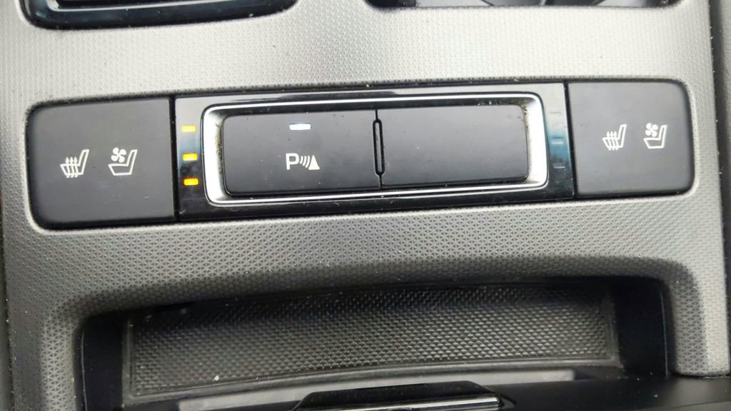 Used 2015 Hyundai Genesis 5.0 RWD image 27