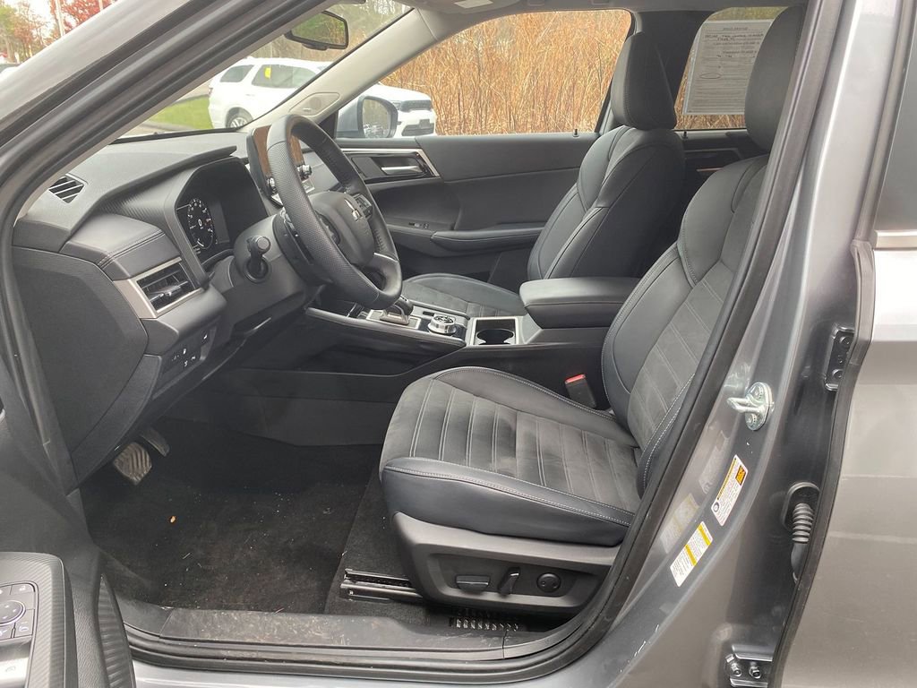 Used 2024 Mitsubishi Outlander SE image 12