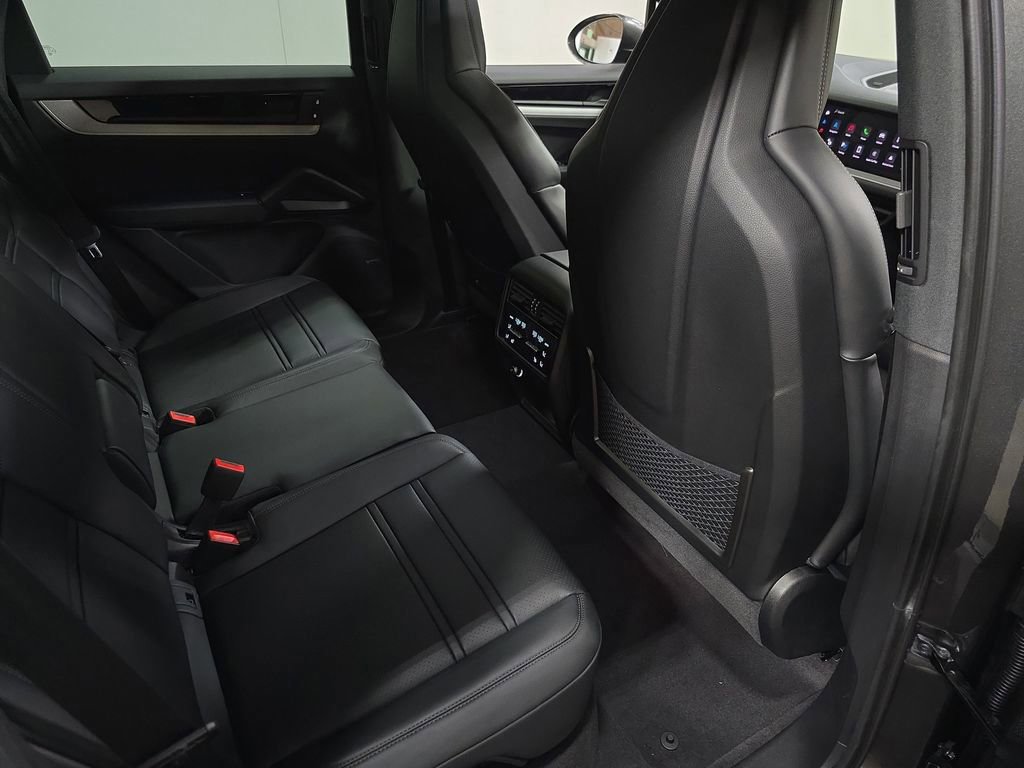 Certified 2025 Porsche Cayenne AWD/4WD image 25