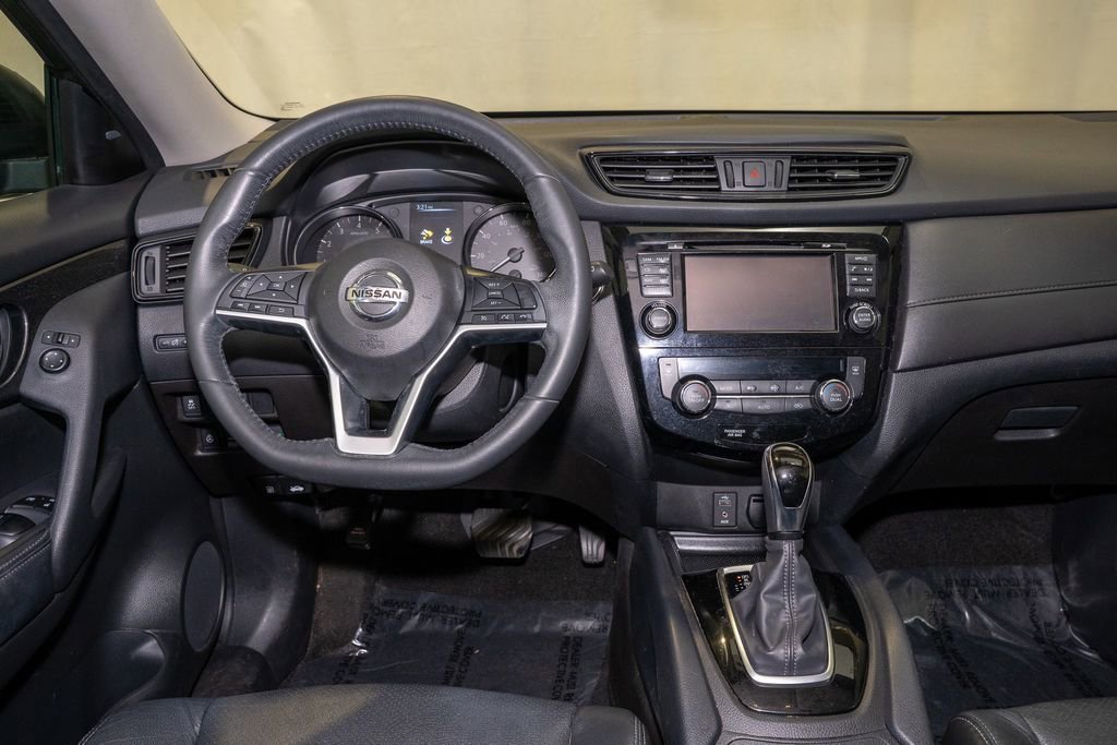 Used 2017 Nissan Rogue SV w/ SV Premium Package image 2