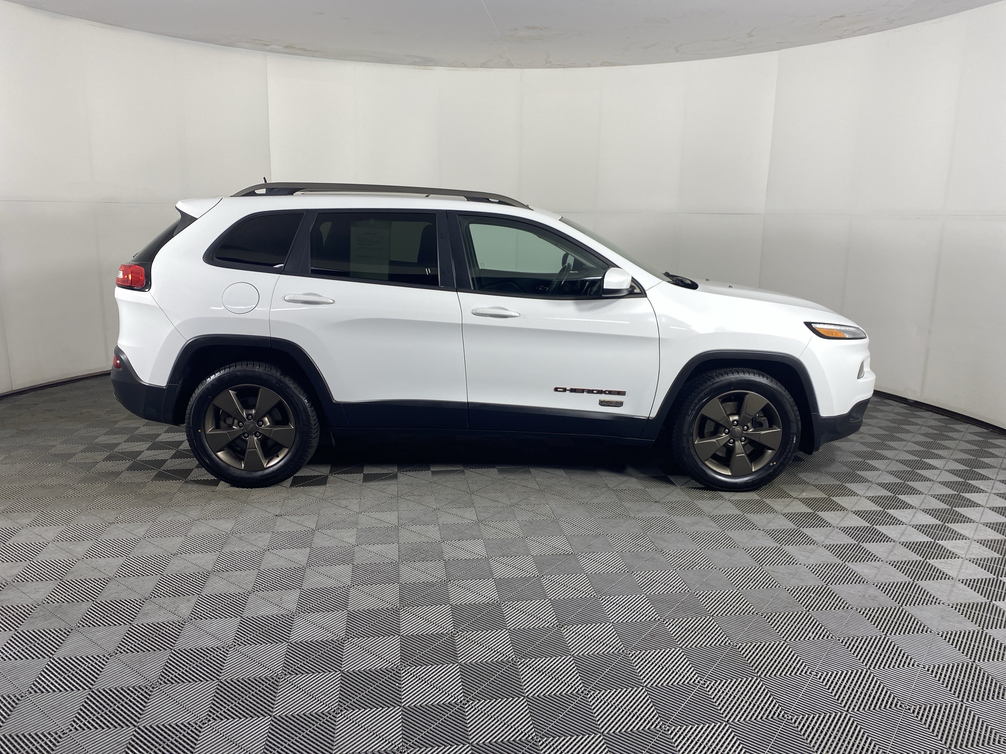 Used 2017 Jeep Cherokee 75th Anniversary AWD/4WD image 7