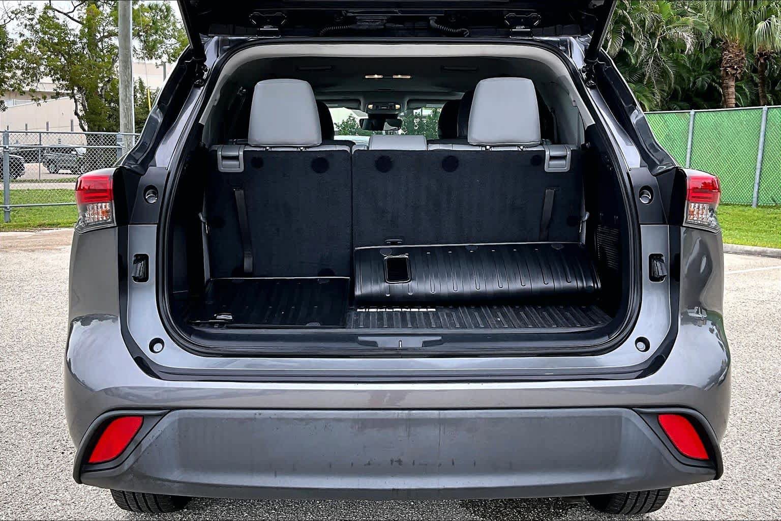 Used 2021 Toyota Highlander XLE AWD/4WD image 32