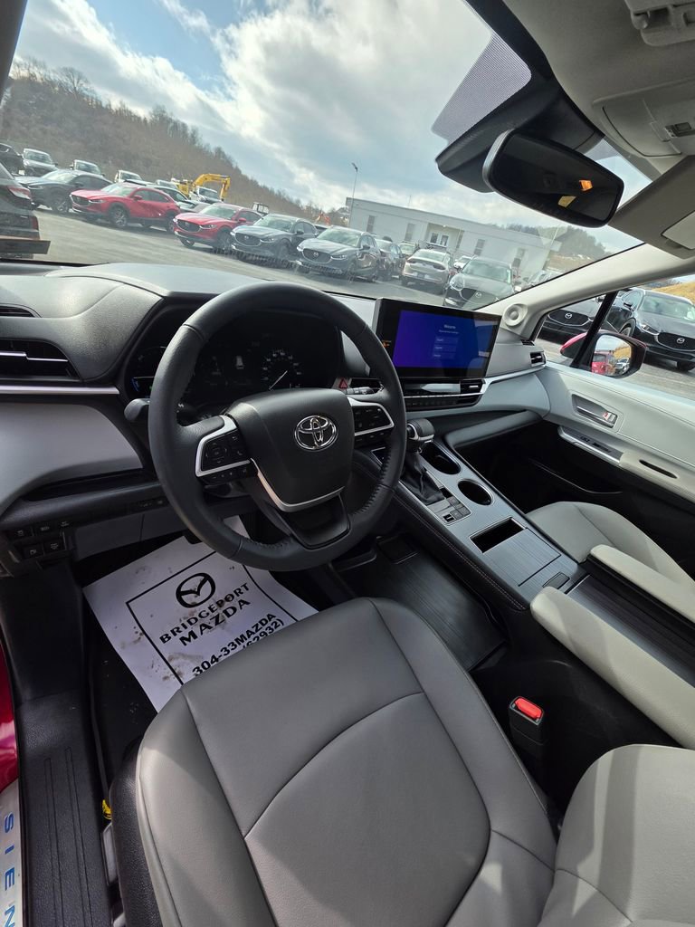 Used 2025 Toyota Sienna XLE w/ XLE Plus Package image 12