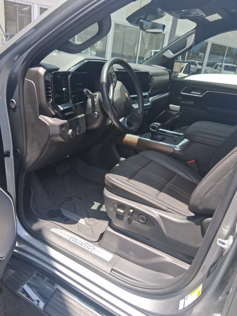 Used 2025 Chevrolet Silverado 1500 High Country w/ Technology Package AWD/4WD image 8