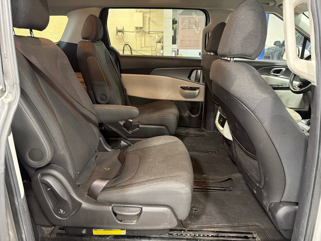 Used 2022 Kia Carnival LX image 16
