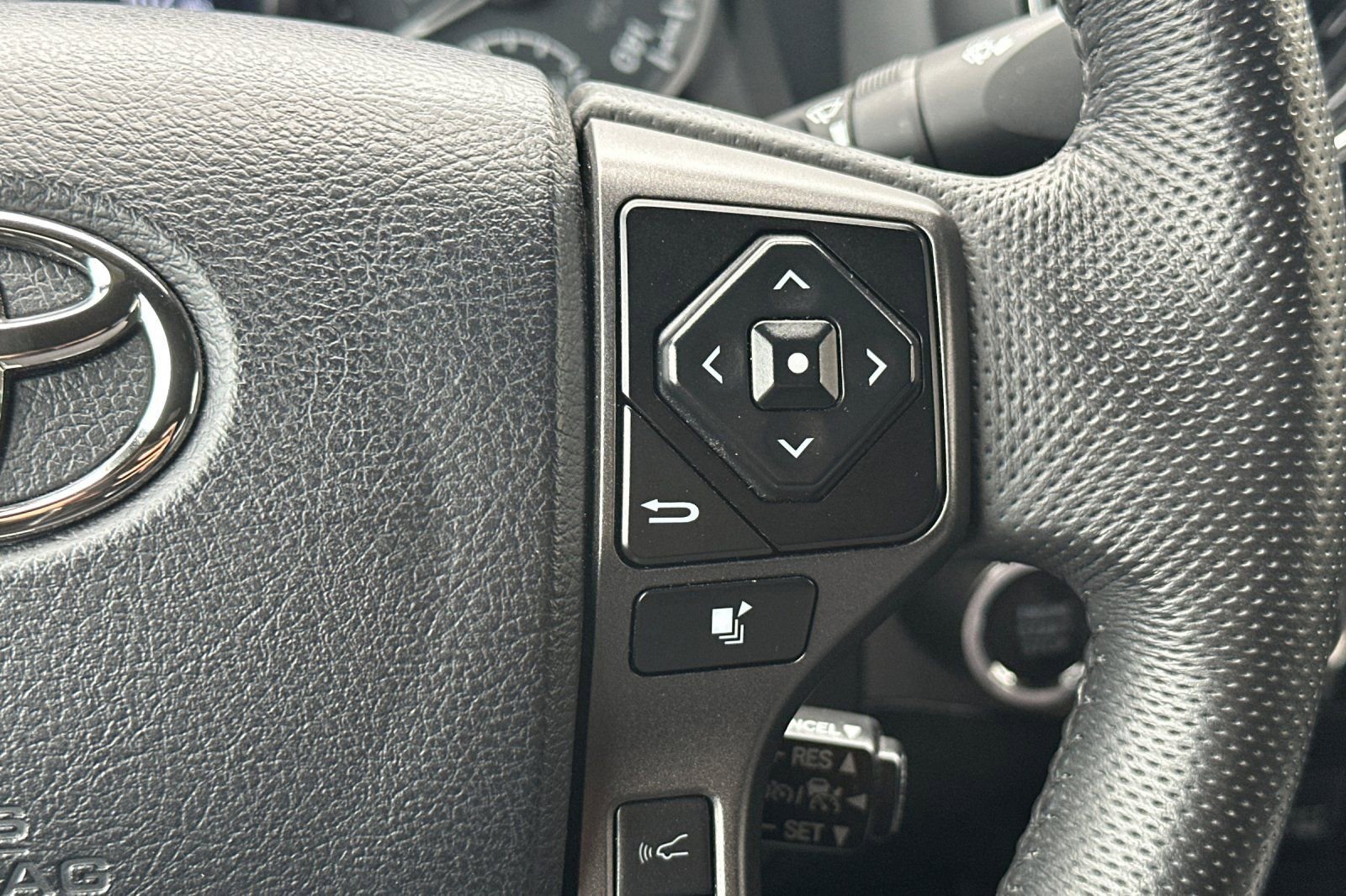 Used 2023 Toyota Tacoma TRD Sport w/ Advanced Technology Package image 31