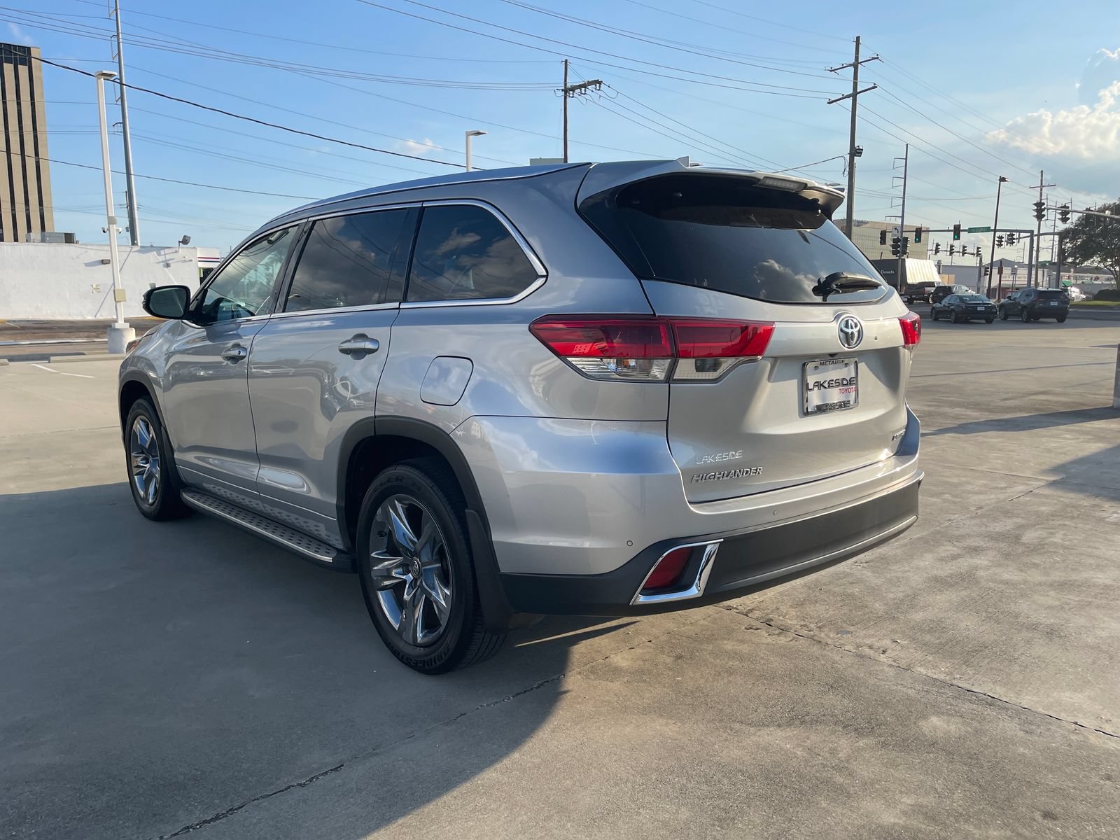Used 2019 Toyota Highlander Limited Platinum FWD image 3