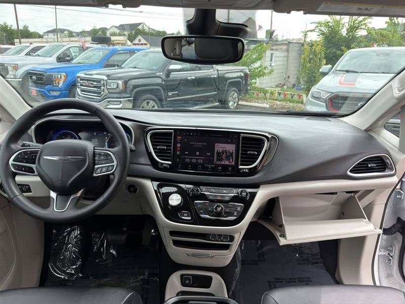 Used 2024 Chrysler Pacifica Touring-L FWD image 27