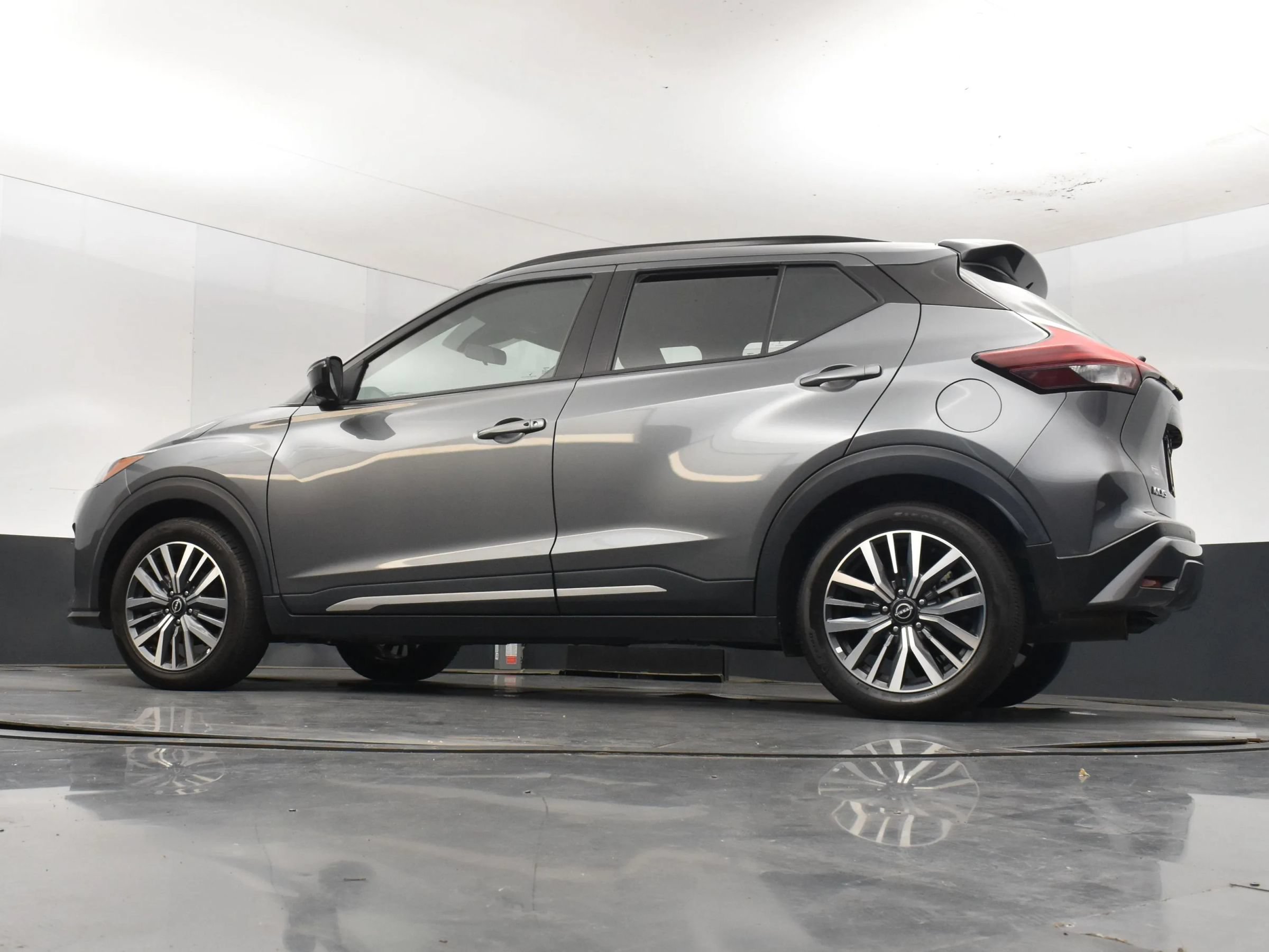 Used 2024 Nissan Kicks SR FWD image 9
