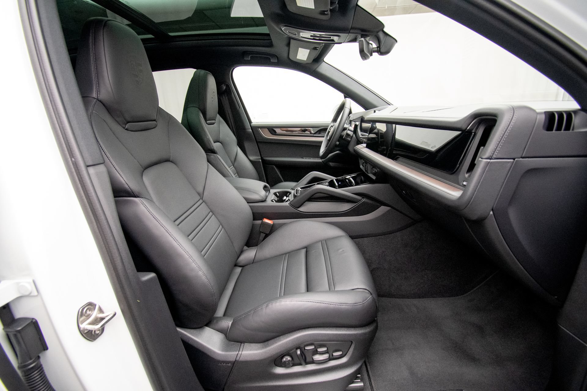 Used 2025 Porsche Cayenne S AWD/4WD image 14