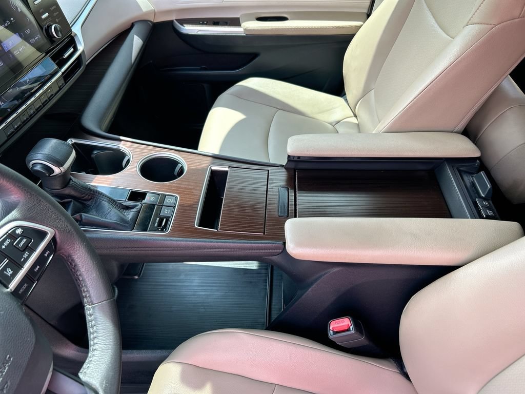Certified 2021 Toyota Sienna XLE FWD image 28