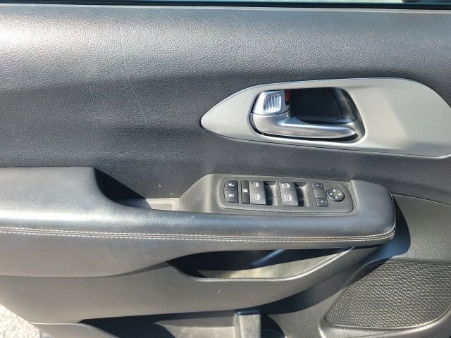 Used 2023 Chrysler Pacifica Touring FWD image 33