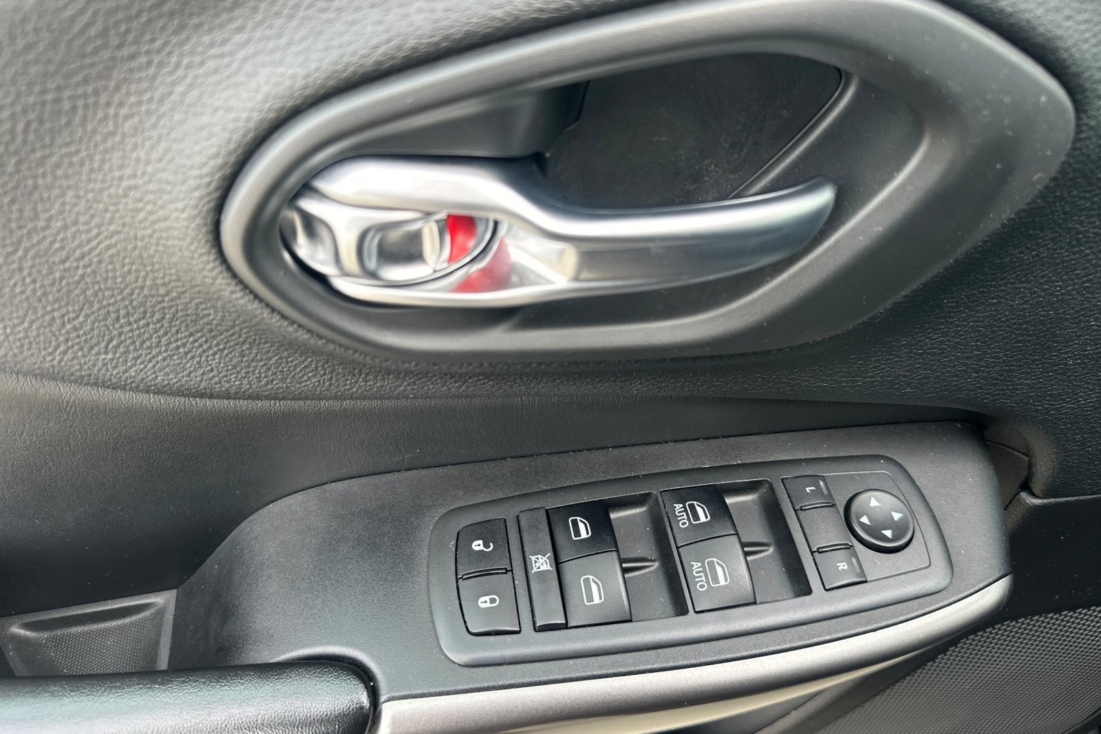 Used 2020 Jeep Cherokee Latitude Plus image 10