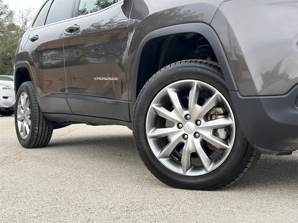 Used 2018 Jeep Cherokee Limited w/ Luxury Group image 2