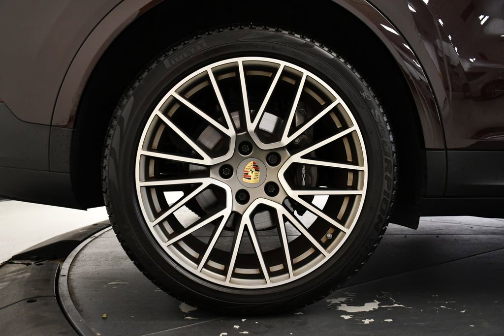 Used 2023 Porsche Cayenne Platinum Edition image 19