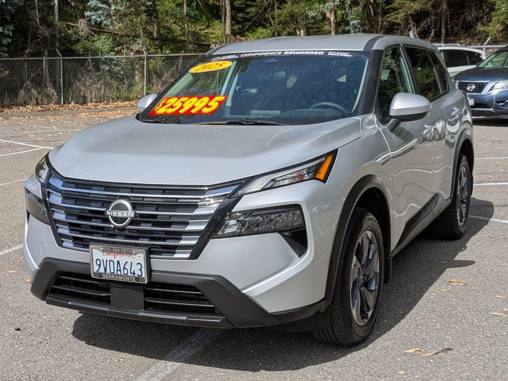 Used 2025 Nissan Rogue SV image 2