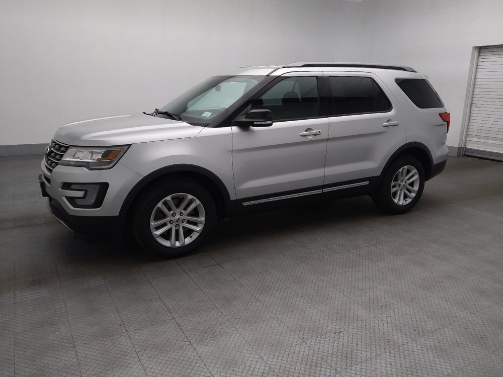 Used 2017 Ford Explorer XLT FWD image 2