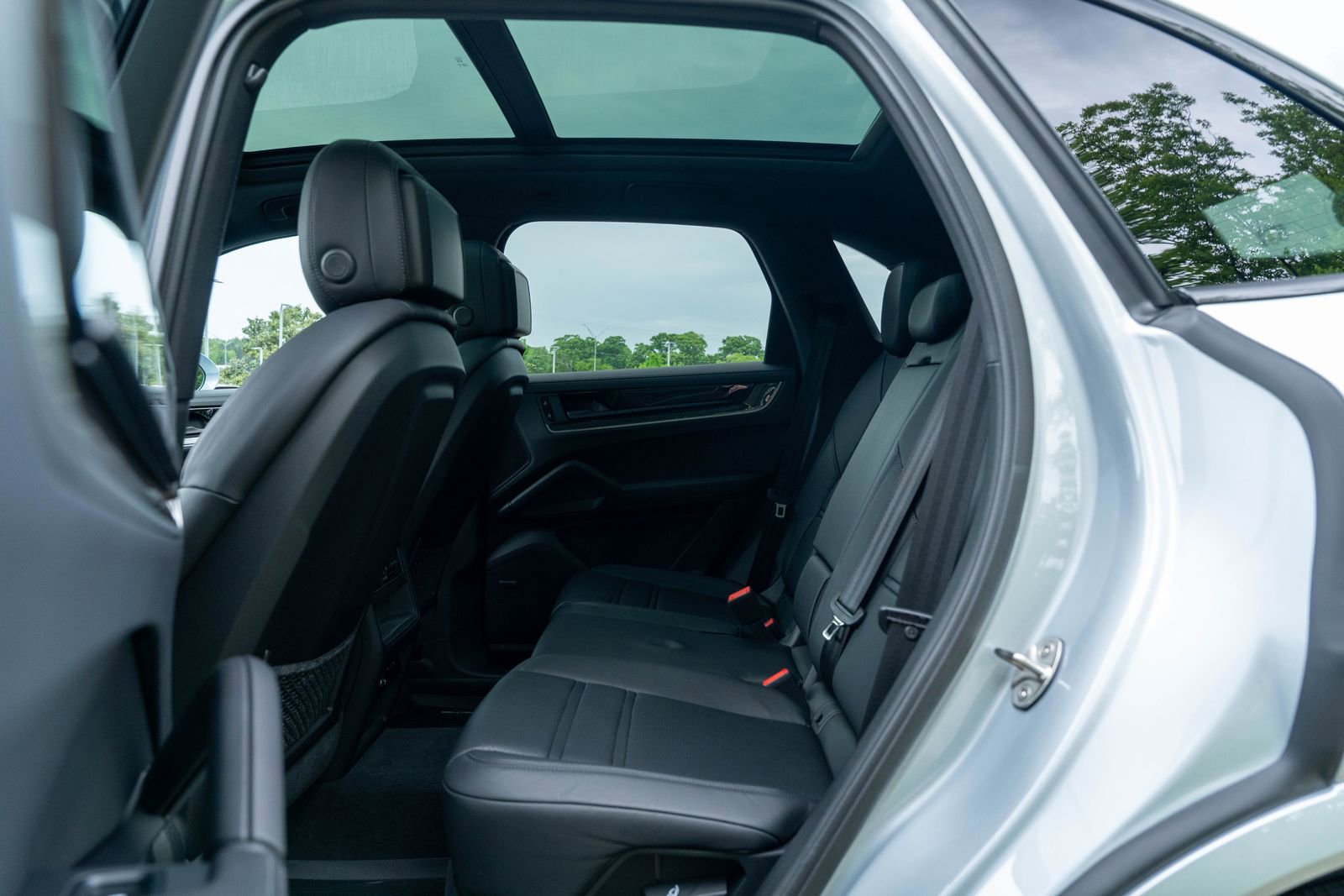 Certified 2024 Porsche Cayenne AWD/4WD image 32
