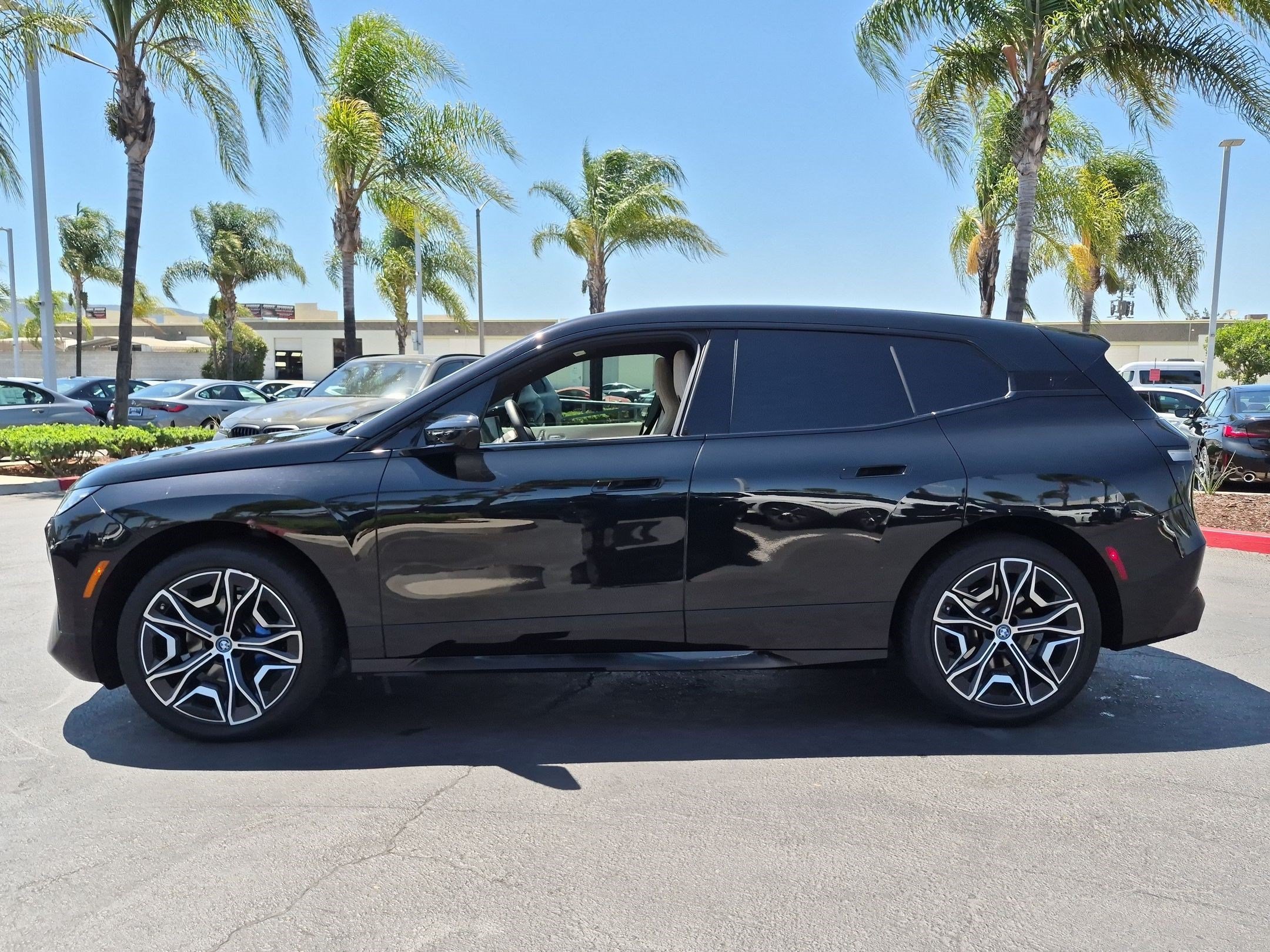 Used 2024 BMW iX xDrive50 w/ Premium Package AWD/4WD image 7