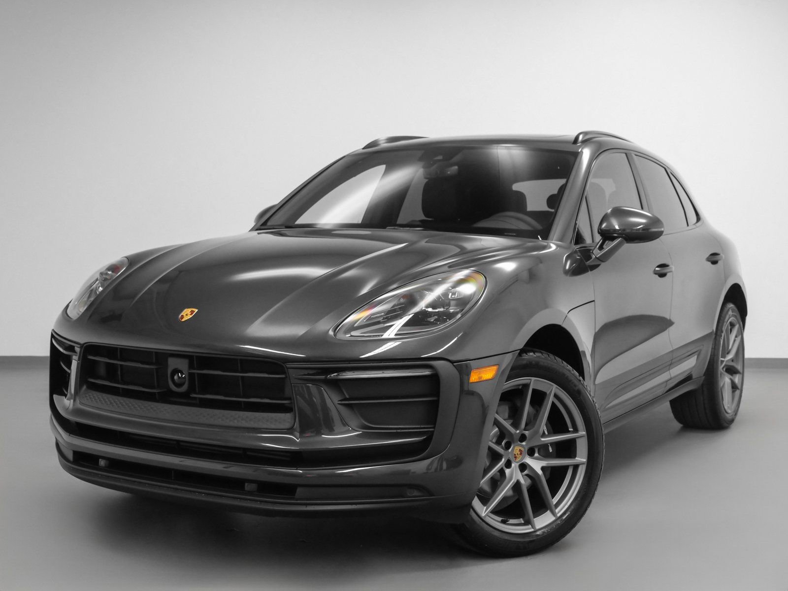 Certified 2025 Porsche Macan AWD/4WD image 1