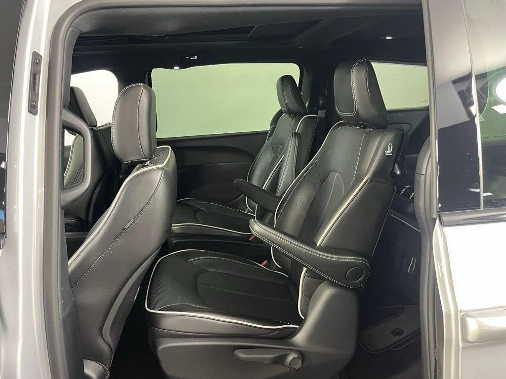 Used 2024 Chrysler Pacifica Premium image 24
