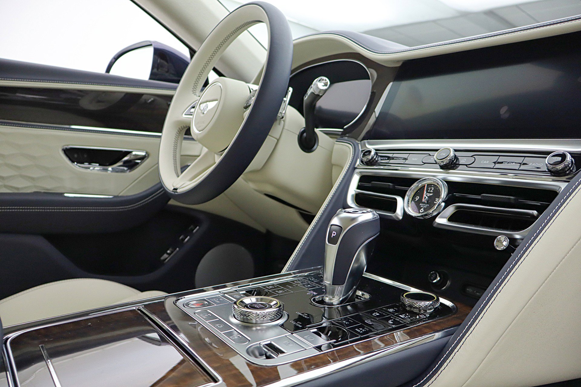 Used 2025 Bentley Flying Spur Plug-In Hybrid image 26