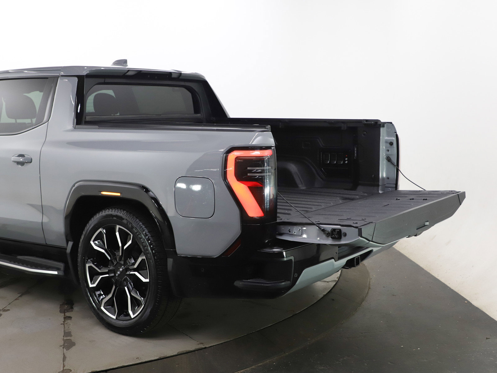 Used 2025 GMC Sierra EV Denali image 9