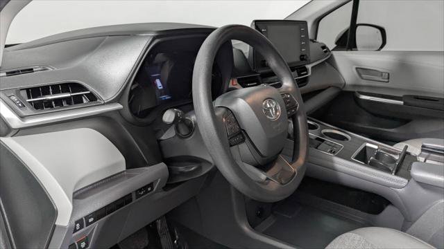 Used 2024 Toyota Sienna LE FWD image 24