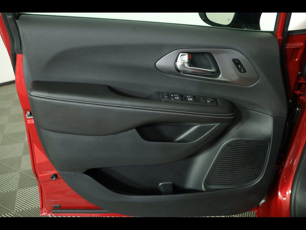 New 2026 Chrysler Pacifica Select image 21