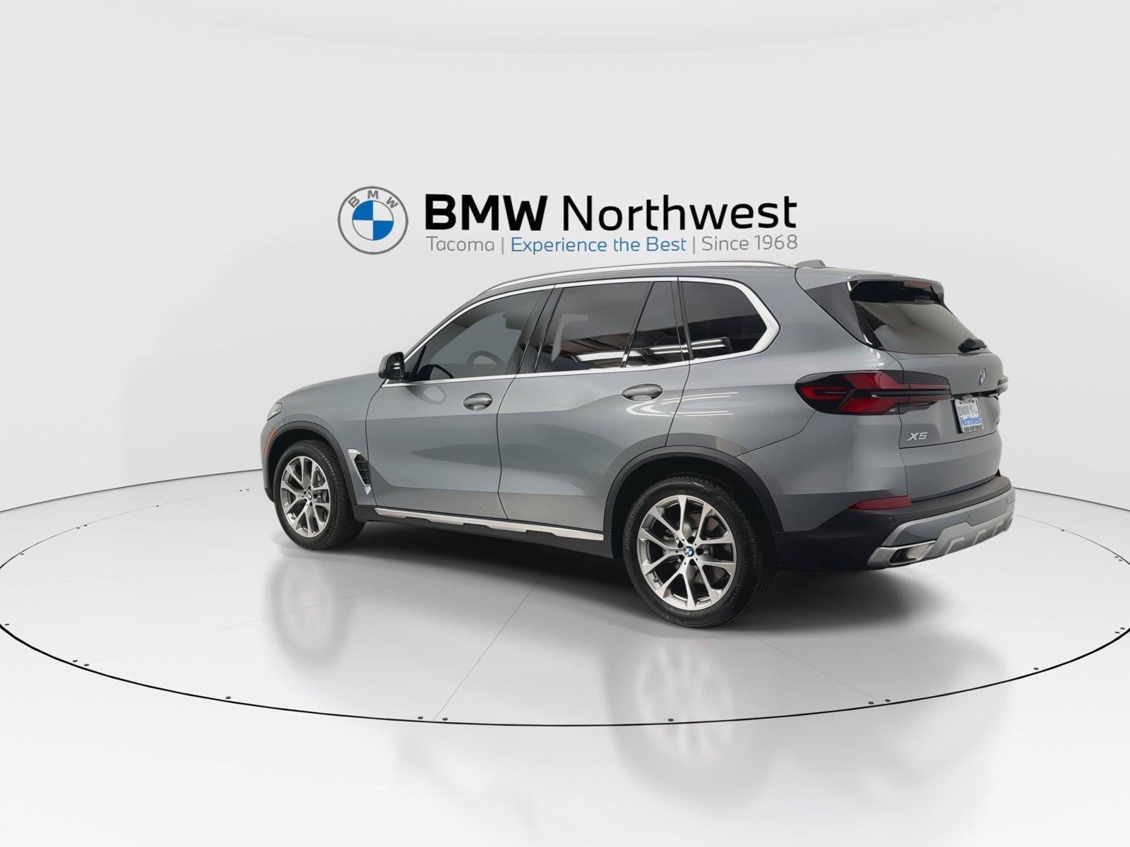 Used 2024 BMW X5 xDrive40i w/ Parking Assistance Package AWD/4WD image 12