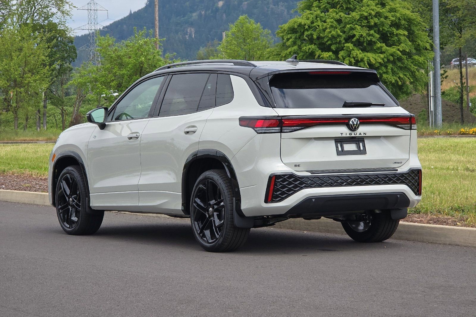New 2026 Volkswagen Tiguan SE R-Line AWD/4WD image 5