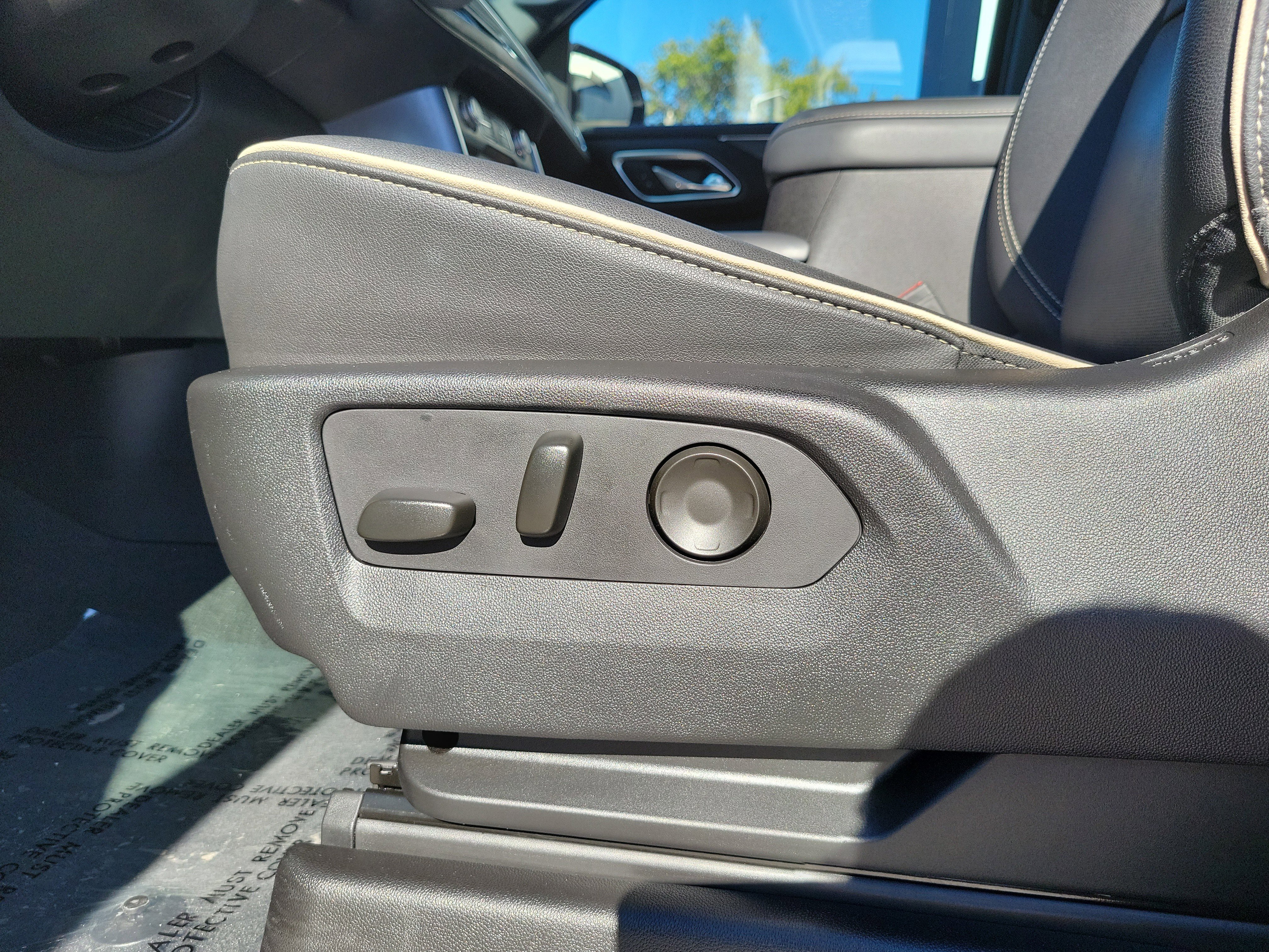 Used 2024 GMC Yukon SLT w/ SLT Luxury Package image 13