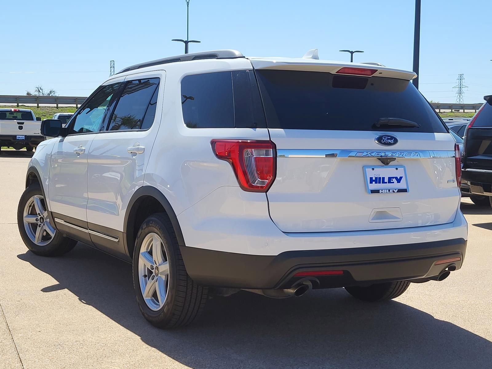 Used 2017 Ford Explorer XLT w/ Equipment Group 202A image 3