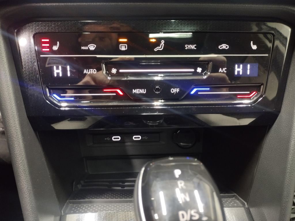 New 2025 Volkswagen Taos SE image 28