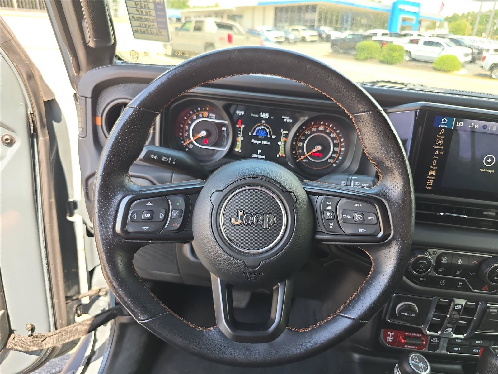 Used 2024 Jeep Gladiator Mojave w/ Technology Group AWD/4WD image 29