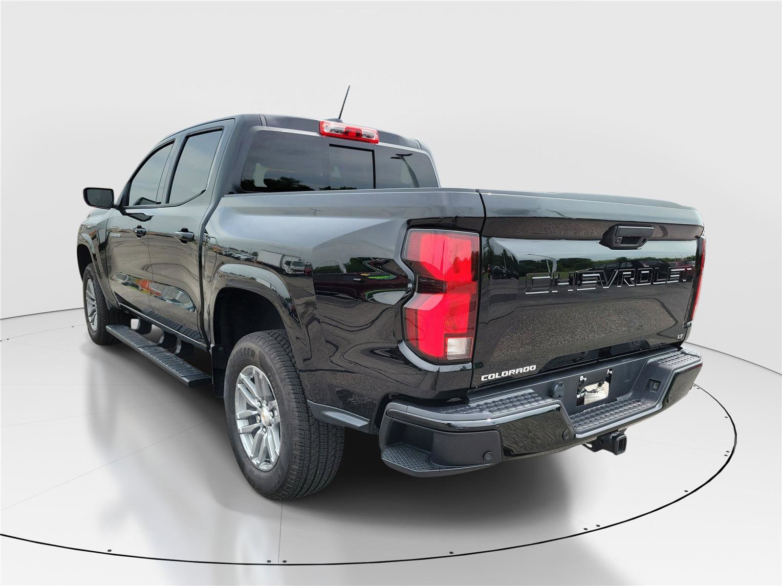 Used 2024 Chevrolet Colorado LT w/ LT Convenience Package III RWD image 3