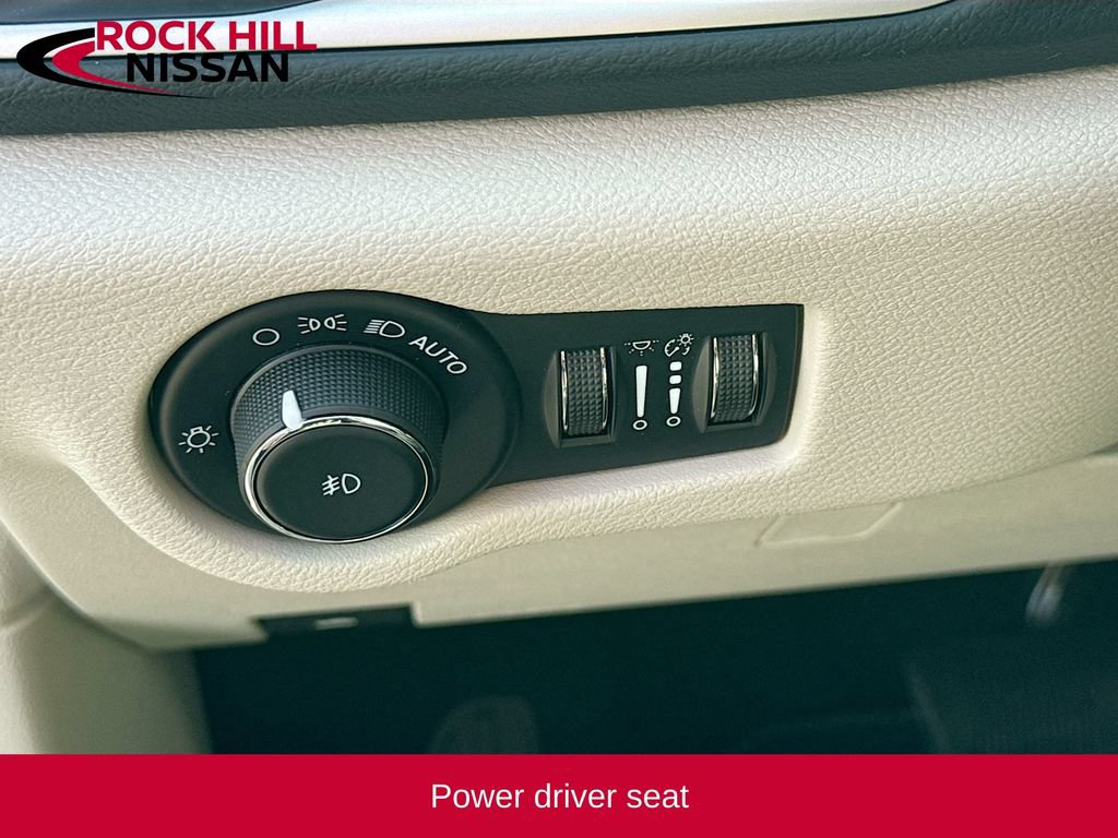 Used 2023 Chrysler Pacifica Touring-L FWD image 9