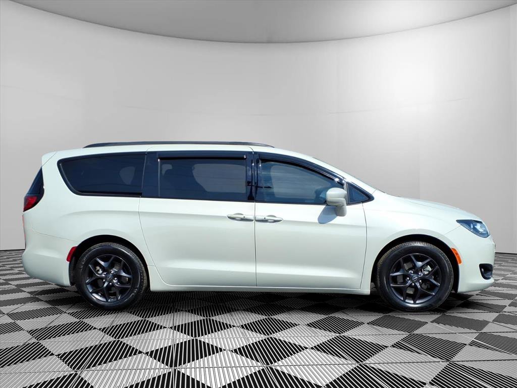 Used 2020 Chrysler Pacifica Touring-L Plus FWD image 4