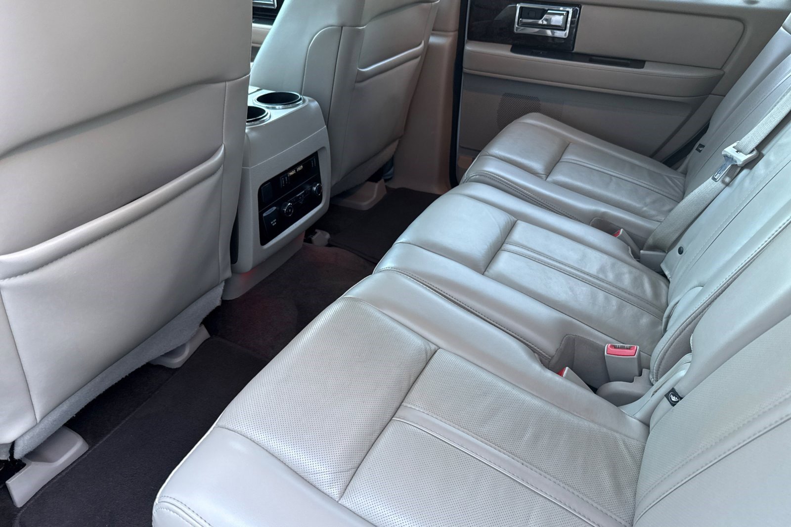 Used 2017 Lincoln Navigator Select image 15