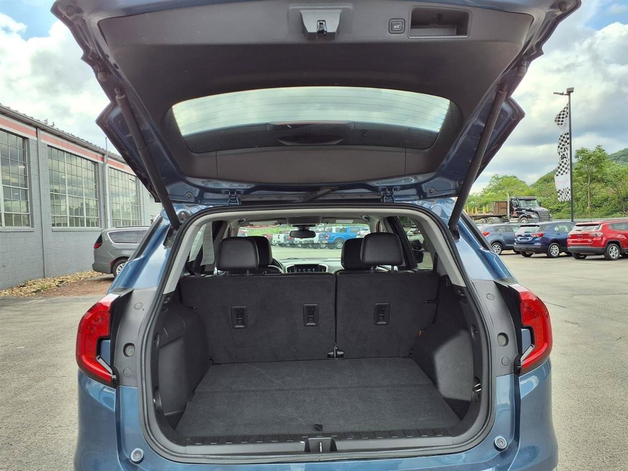 Used 2024 GMC Terrain SLT FWD image 9