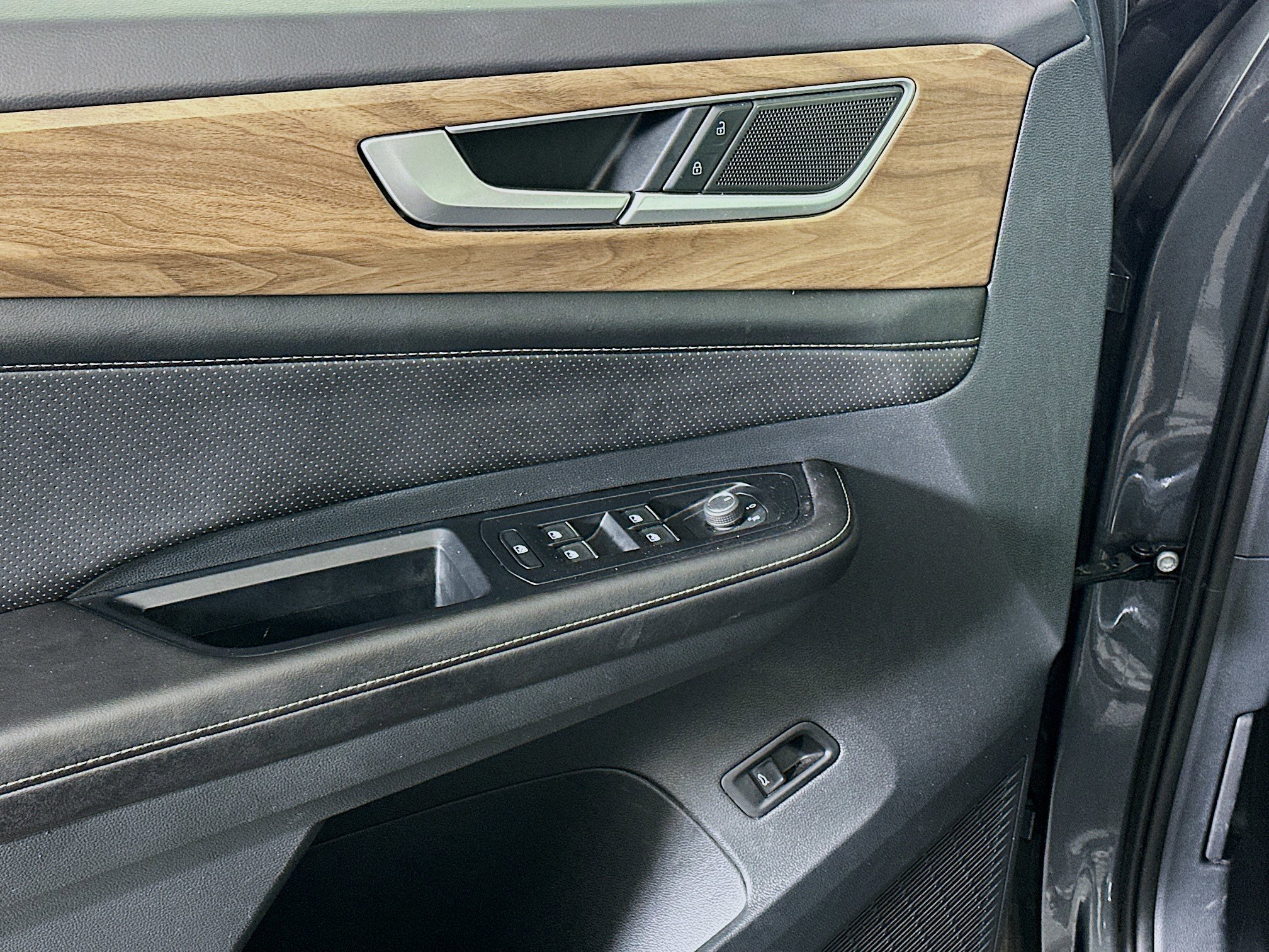 Used 2025 Volkswagen Atlas SE image 15