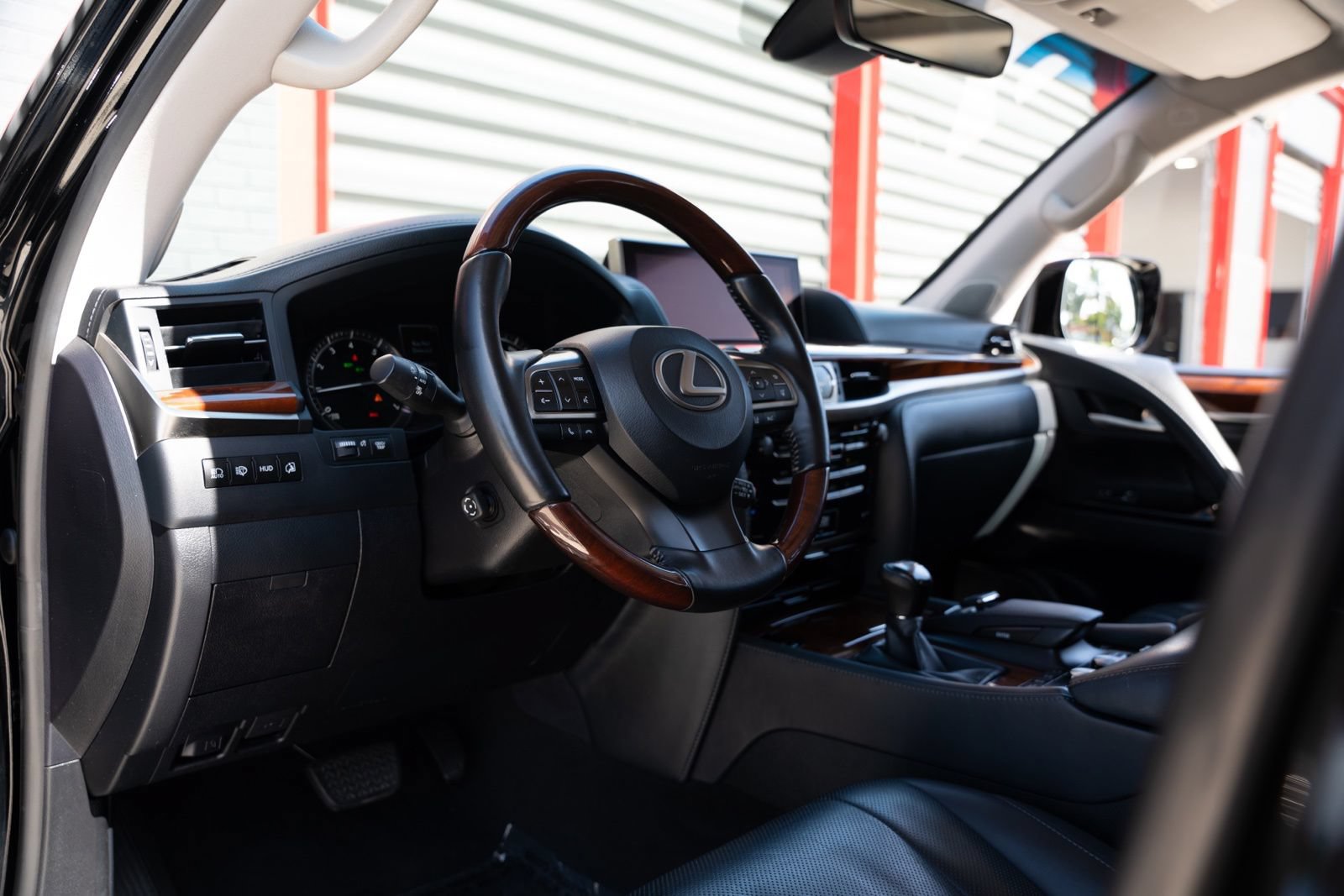 Used 2019 Lexus LX 570 4WD w/ Luxury Package image 16