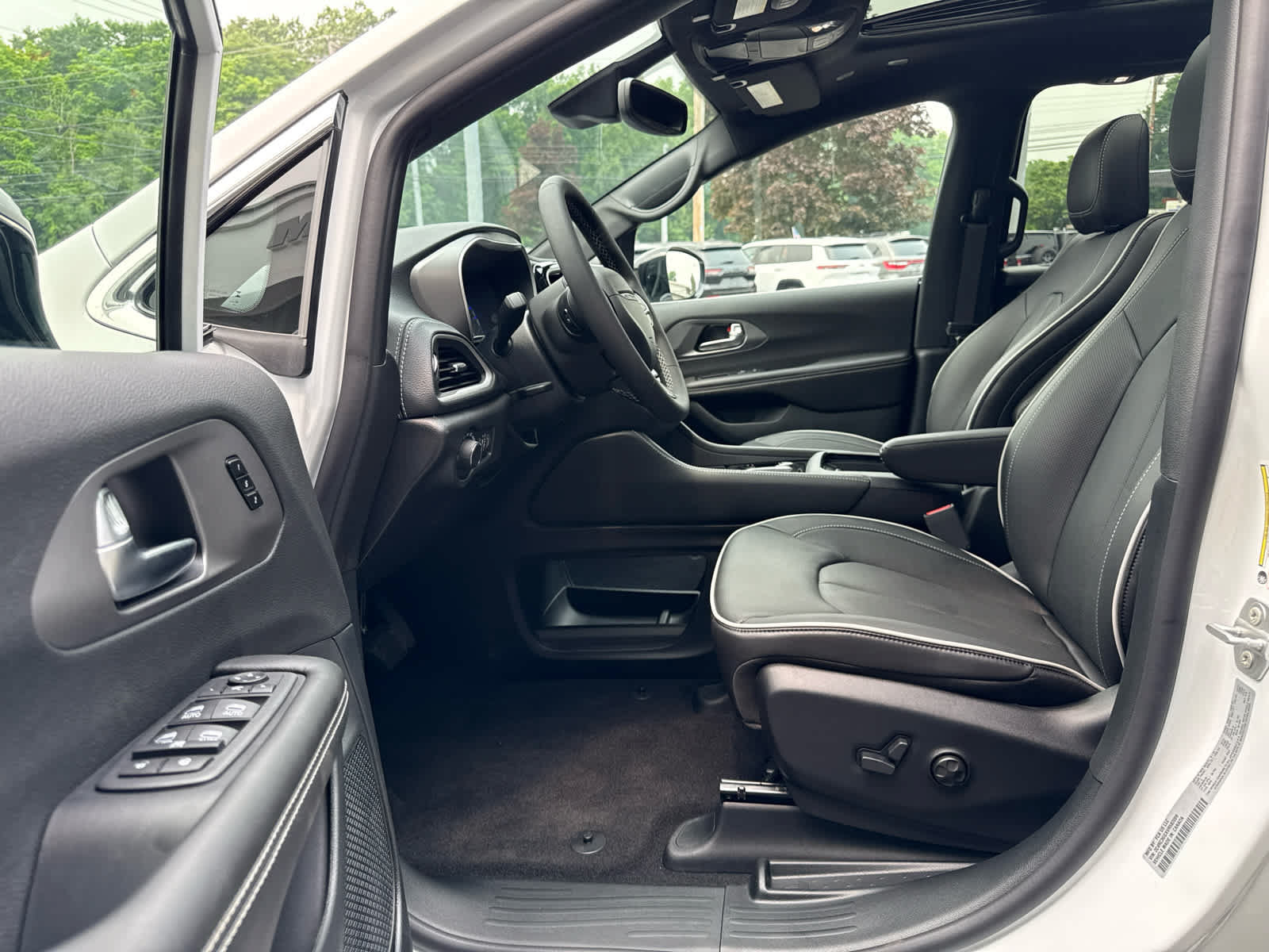 New 2027 Chrysler Pacifica Limited AWD/4WD image 9