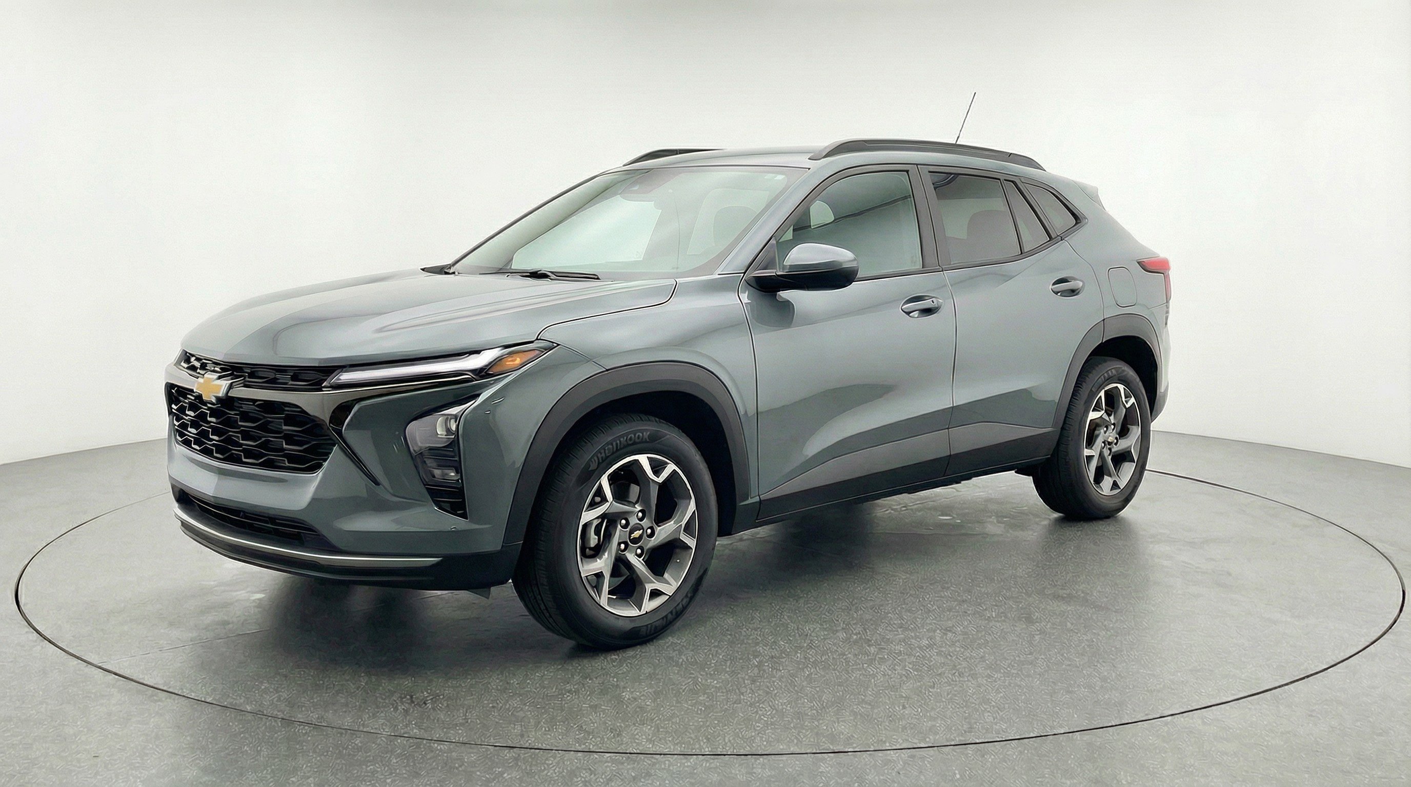 Used 2025 Chevrolet Trax LT w/ LT Convenience Package image 3