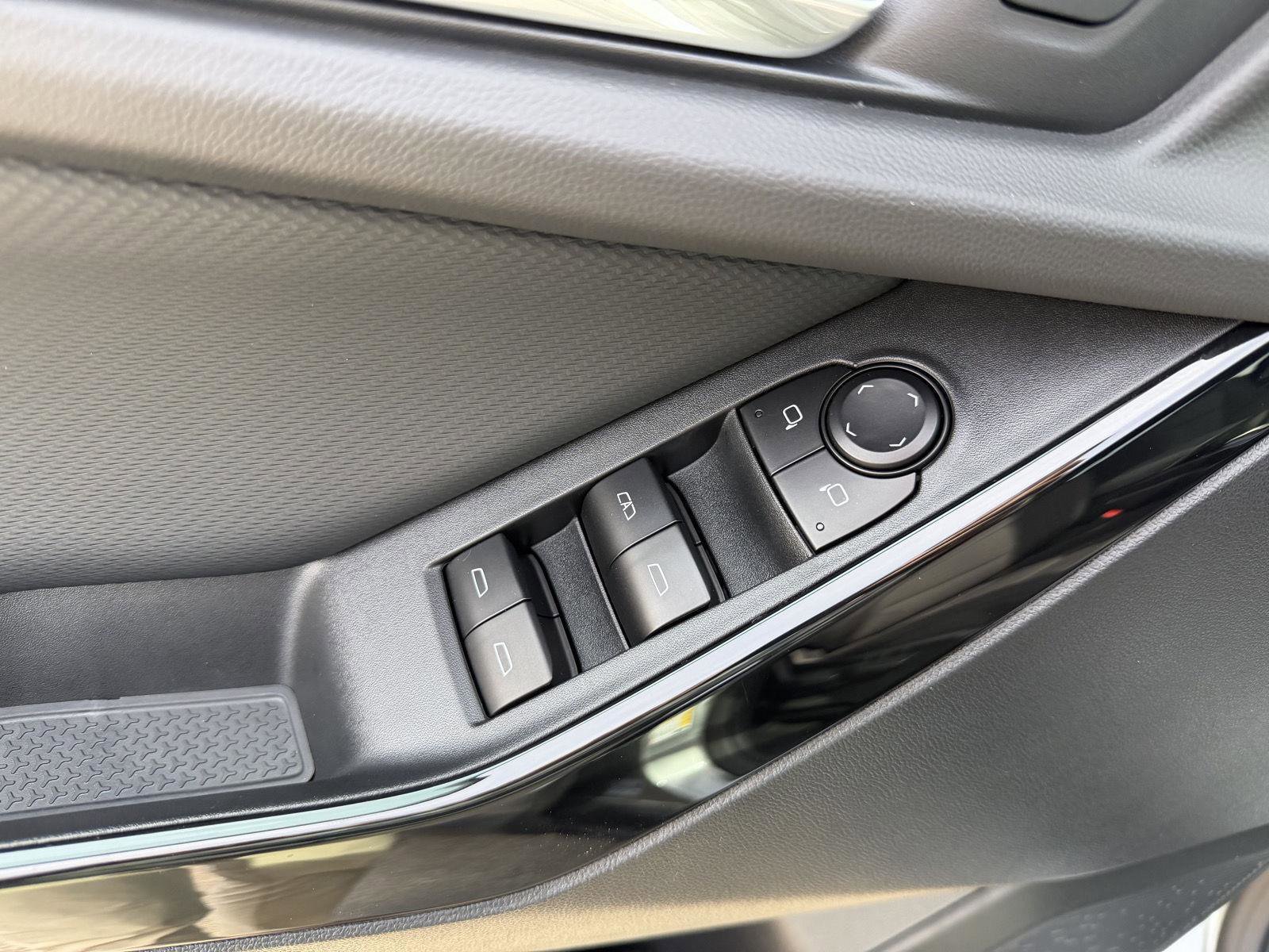 Used 2025 Chevrolet Equinox LT w/ Safety and Technology Package image 12