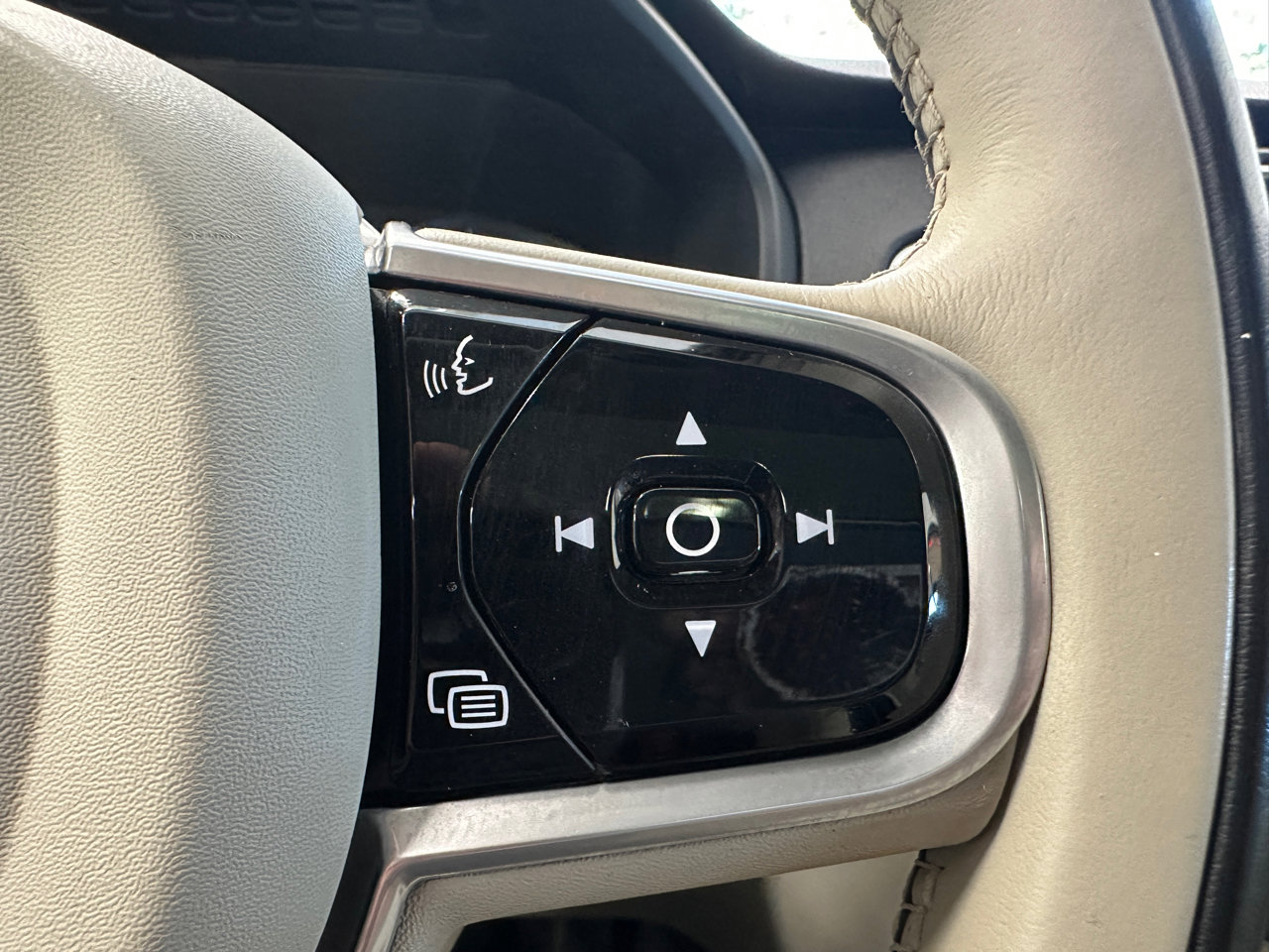 Used 2020 Volvo XC90 T5 Momentum image 37