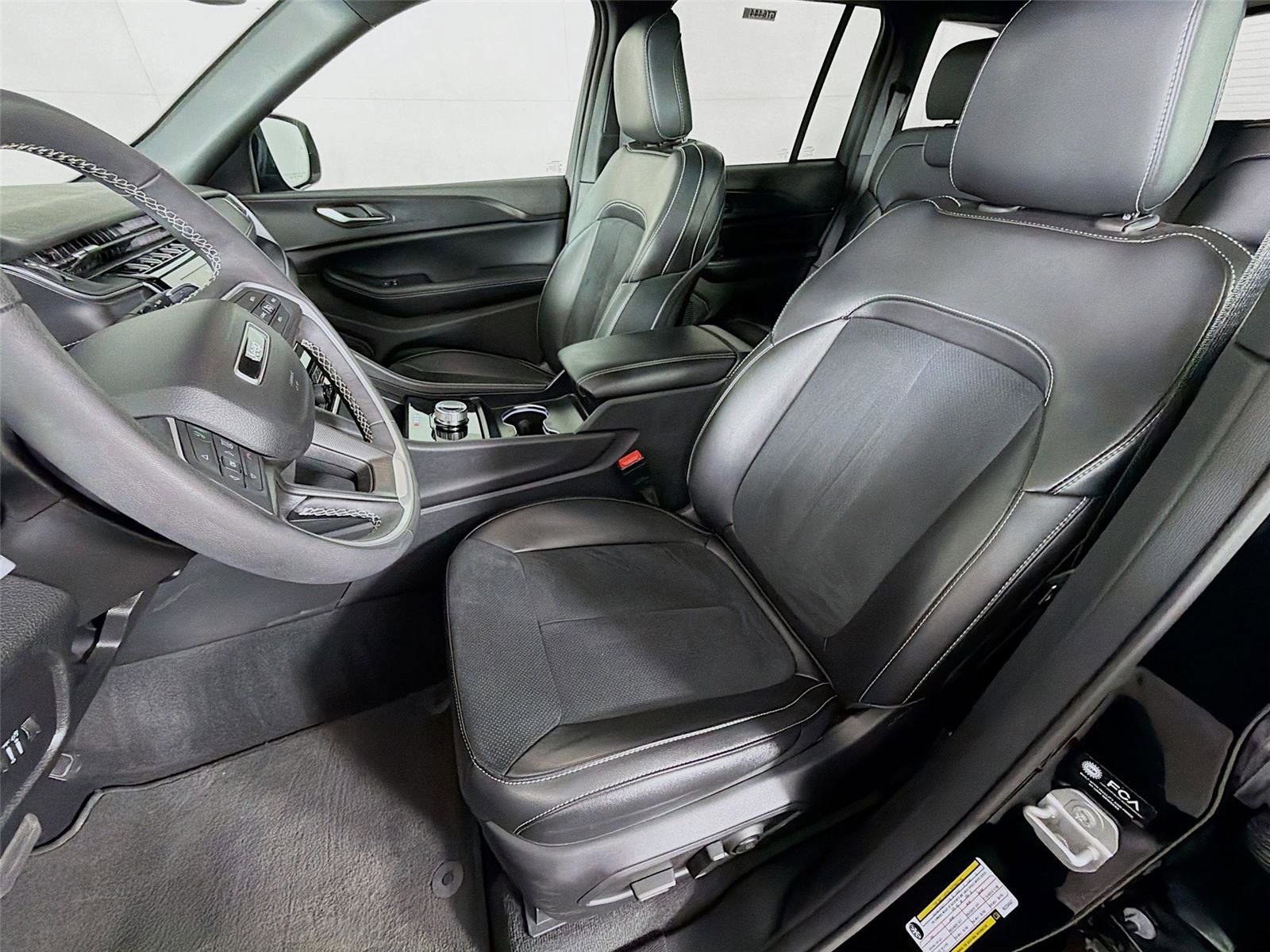 Used 2024 Jeep Grand Cherokee Altitude image 11